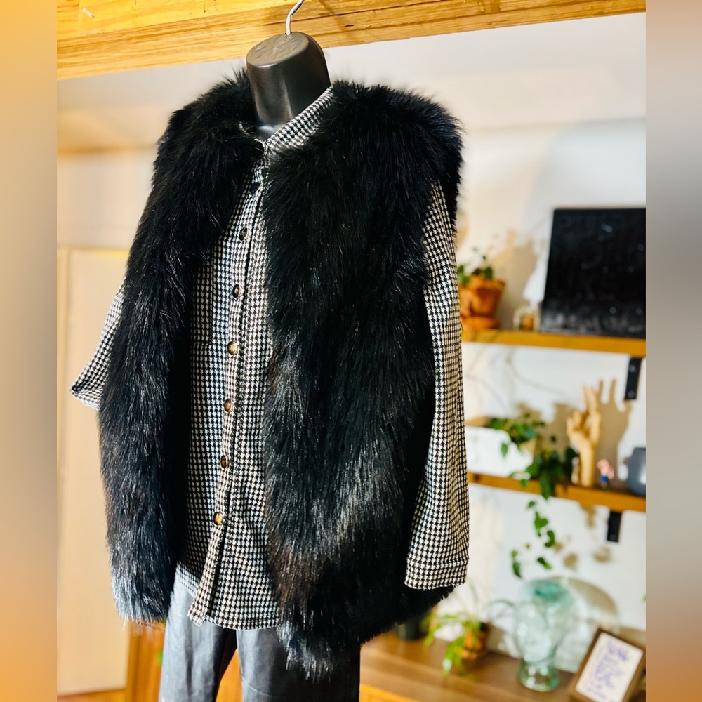 Black Faux Fur Vest for Women - Picture 7 of 12